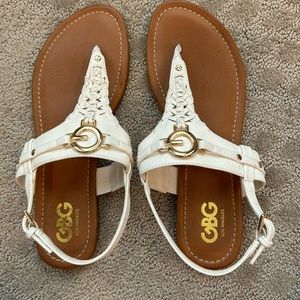 GBG GUESS Los Angeles White Thong Sandals, Size 9